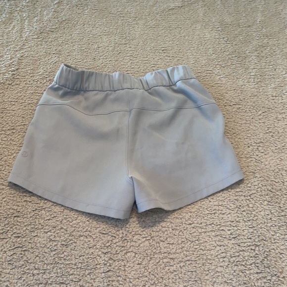 Lululemon On The Fly Short *Woven *2.5" color gray size 4 - Picture 4 of 5